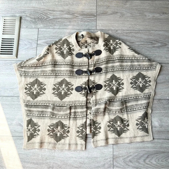 Kerisma Pure Lambswool  Aztec Poncho - Picture 4 of 12